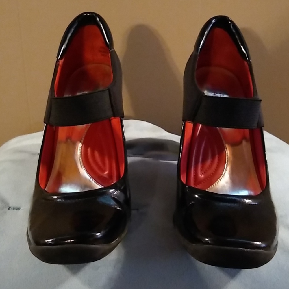 Kenneth Cole Reaction Pumps